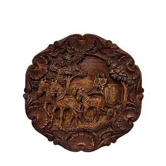 OKRĄGŁY DREWNIANY RELIEF ŚCIENNY Z POWOZEM KONNYM.