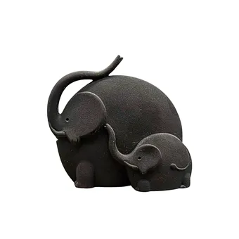 Monoli. Figurine d'éléphant en grès avec surface noire mate fumée.