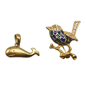 BROCHE OISEAU AVEC STRASS ET ÉMAIL AINSI QUE PENDENTIF BALEINE.