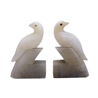 Serre-livres en albâtre avec oiseaux.