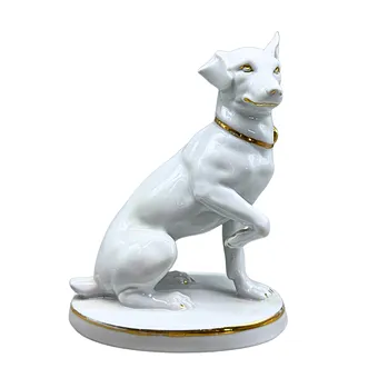 PORSELEINEN HOND MET GOUDEN ACCENTEN.