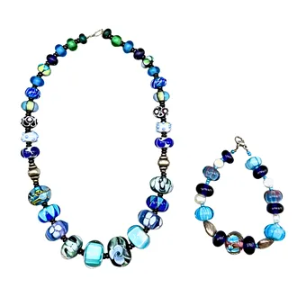 SIERAADSET VAN GLASPARELS MET KETTING EN ARMBAND.