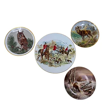 LOT VAN VIER VERSCHILLENDE PORSELEINEN BORDEN MET DIERENMOTIEVEN.