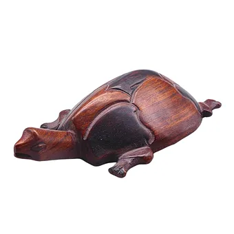 Ručně vyřezávaná dřevěná figurka želvy.