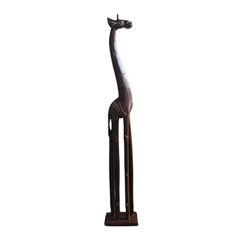 Sculpture de girafe en bois sculptée à la main.
