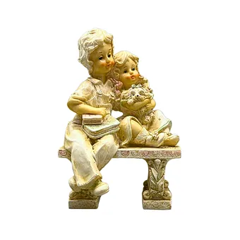 LINCOLNSHIRE. GARÇON ET FILLE SUR UN BANC.