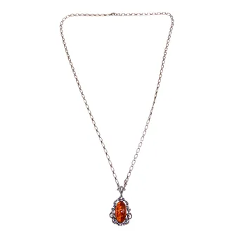 ZILVEREN HANGER MET OVALE BARNSTEEN IN ORNAMENTELE ZETTING, MET KETTING.