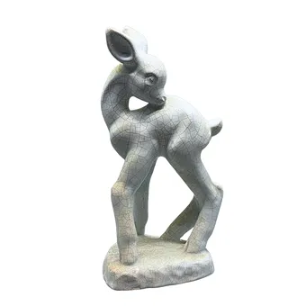 GLASIERTE KERAMIKSKULPTUR EINES REHKITZES IM STIL VON ELSE BACH.