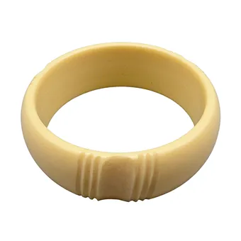 KRÉMOVÝ PLASTOVÝ NÁRAMEK S DRÁŽKAMI.