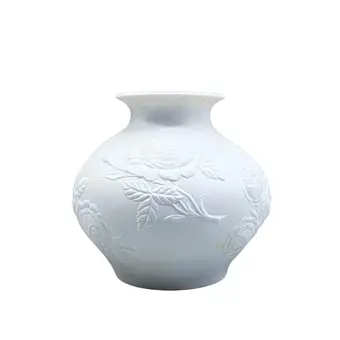 Biskvitová porcelánová váza AK Kaiser s květinovou dekorací.