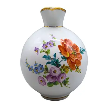 PORCELANOWY DZBANEK Z MALOWANYMI KWIATAMI.
