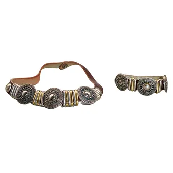 2-TEILIGES SET AUS HALSKETTE UND PASSENDEM ARMBAND MIT METALLBESATZ.