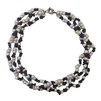Collier trois rangs en perles d'eau douce et grenat.