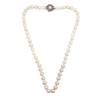 COLLIER DE PERLES AVEC FERMOIR OR BLANC 585 ET SAPHIRS, DBP.