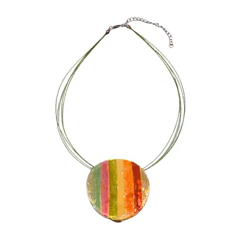 COLLIER RAYÉ MULTICOLORE AVEC FIL MULTIPLE.