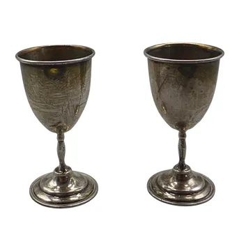 Twee kleine kelken van sterling zilver Esco.