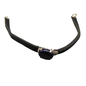 LEDERARMBAND MIT EINEM BLAUEN SANDSTEIN.