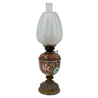 Petroleumlamp met floraal majolica-decor.