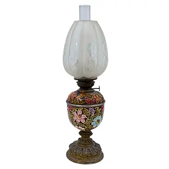 Petroleumlamp met floraal majolica-decor.
