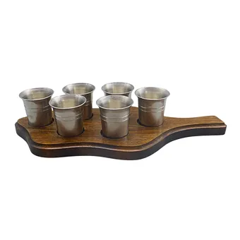 ZINNSCHNAPSBECHER-SET AUF HOLZTABLETT.