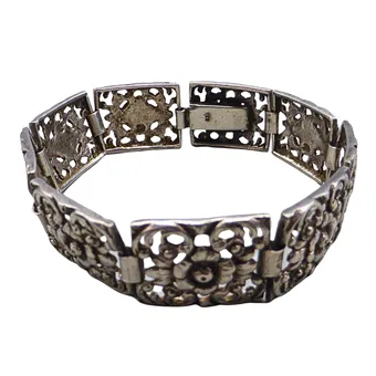 Link bracelet in 835 silver with floral ornaments.