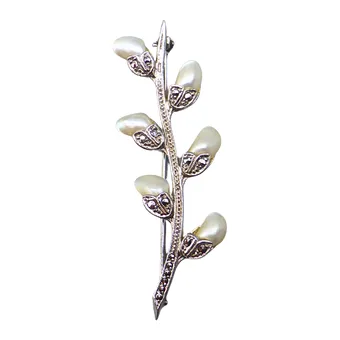 BROSCHE AUS 835ER SILBER MIT PERLEN UND MARKASIT.