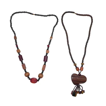 Set van twee houten kettingen.