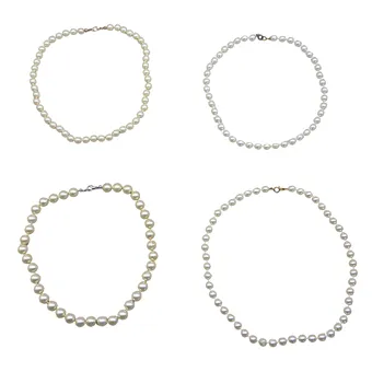 Ensemble de quatre colliers de perles.