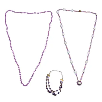 KONVOLUT AUS ZWEI HALSKETTEN UND EINEM GLIEDERARMBAND IN VIOLETT- UND FLIEDERTÖNEN, 3-TEILIG.