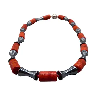 SCHAUMKORALLEN WALZEN UND HÄMATIT KETTE MIT EINEM MAGNETVERSCHLUSS.