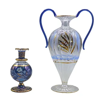 Ensemble de 2 vases en verre décorés bleu et or.