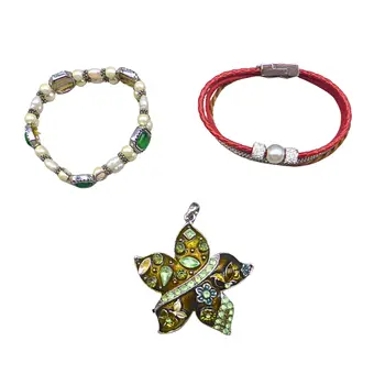 SET AUS ZWEI ARMBÄNDERN UND EINEM ANHÄNGER.