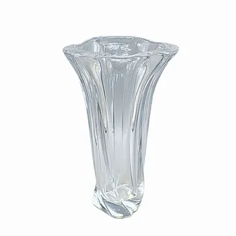 KRISTALLGLAS VASE IM FLORALEM DESIGN.