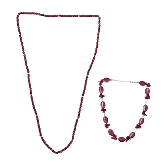Ensemble de 2 colliers dans les tons rouges.