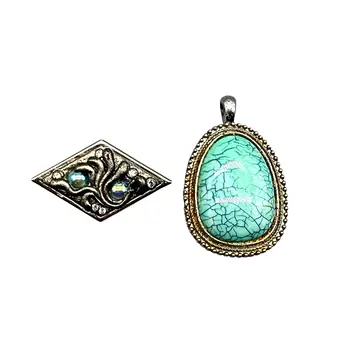 SCHMUCKSET – ANHÄNGER MIT TÜRKIS-CABOCHON UND BROSCH.