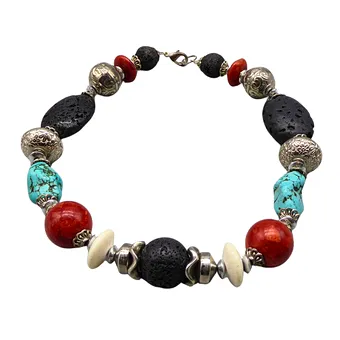 Collier avec pierres de lave, turquoise, corail mousse et éléments décoratifs.