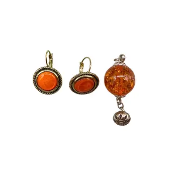 OHRRINGE UND ANHÄNGER MIT ORANGEFARBENEN STEINEN.