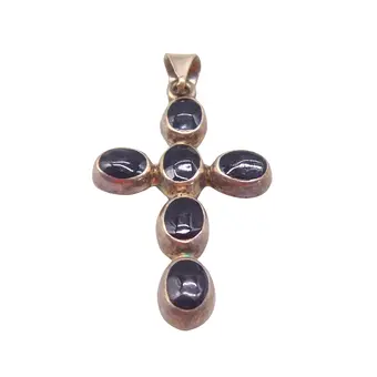 PENDENTIF CROIX EN ARGENT SERTI DE 6 PIERRES ONYX.
