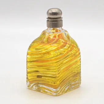 Flacon alpestre à bouchon vissé, jaune-orange, surface côtelée, verre doublé, Suisse, 19e siècle.
