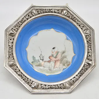 Chinese octagonal bowl with openwork mounting (fish motifs), porcelain and tombac, handmade, circa 1900-1940.