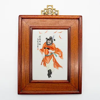 PLAQUE EN PORCELAINE « ZHONG KUI APPORTE LA BÉNÉDICTION » – STYLE ZHUSHAN, JINGDEZHEN, CHINE, 1900–1950.