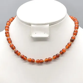 COLLIER PERLES BAKÉLITE, PLAQUE DORÉE "ANDRÉE", VERS 1950.
