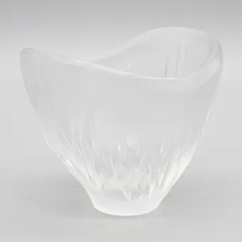 Hanns & Rainer Model. Coupe, verre transparent, décor taillé et battuto, Allemagne (Stuttgart), vers 1960.