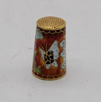 Čínský cloisonné náprstek, pravděpodobně kolem 1960.