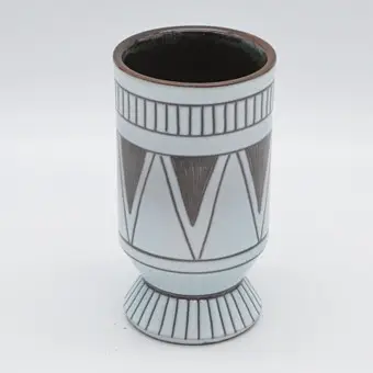 DESIGNOVÝ KALÍŠEK NA NOŽCE, GEOMETRICKÉ VZORY, KAMENINA, GLAZOVANÝ, ŠVÝCARSKO (MORCOTE), KONEC 20. STOLETÍ.