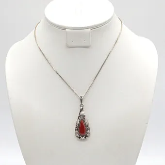 COLLIER ART NOUVEAU, PENDENTIF EN FORME DE GOUTTE AVEC CABOCHON DE CORAIL, POISSONS ET ÉTOILE DE MER, MONTURE AJOURÉE EN ARGENT 835, VERS 1900