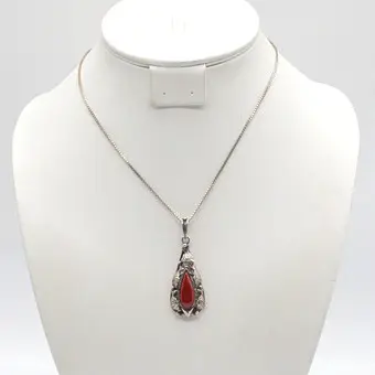JUGENDSTIL-COLLIER, TROPFENFÖRMIGER ANHÄNGER MIT KORALLENCABOCHON, FISCHE UND SEESTERN, DURCHBROCHENE FASSUNG AUS 835 SILBER, UM 1900.