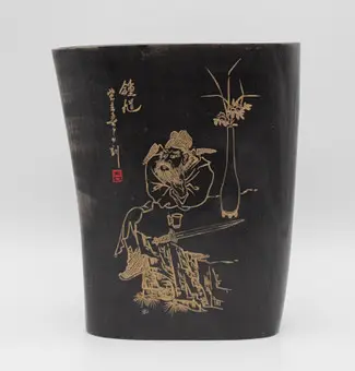 Lakierowany pojemnik na pędzle ze złotym malunkiem „Zhong Kui”, Chiny, 1983, wysokość 13,5 cm.