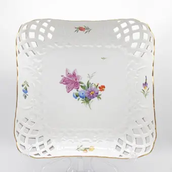 Porcelánová mísa Royal Copenhagen s prolamovaným okrajem květinový dekor 23x23 cm.