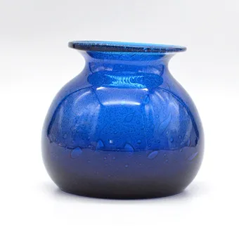 Vase de designer, verre d'atelier, bleu avec inclusions d'air, Suède, vers 1960.